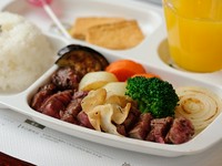 本日のランチスープ、焼野菜、国産牛ステーキ（80g）、ごはん、オレンジジュース、おやつ