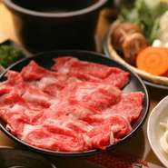 神戸牛のルーツである但馬牛の血統を色濃く残す「三田牛」の雌牛だけを厳選。サラッとした食後感と、肉の旨み。柔らかで繊細な肉質と、融点の低い脂が「とろん」と溶けていく極上の旨さを体験できます。