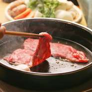 ワンランク上のサービスで、特別感を味わえます。すき焼きは、「三田牛・神戸ビーフ」の一番美味しい瞬間を逃さずいただけます。ジュワっと浮いてくる肉汁と割り下の香りに食欲が刺激されます。