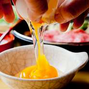 舌と目の両方で楽しませるのが【わた半】流。つけダレの卵は新鮮なものを使用！珍しい丹波の丸芋を擂ったとろろは、自然薯のような強い粘りで肉の旨みを連れてきます。