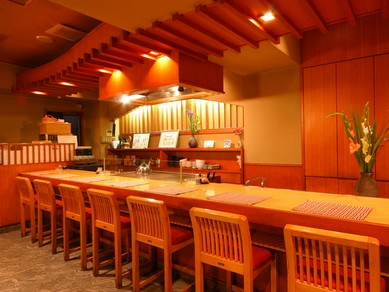 特別な日には特別な食事を。肩を並べて楽しむ極上の肉に舌鼓