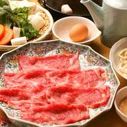 旬の食材を使った和の付き出しを前菜に、三田牛を堪能するコース。三田牛炙り ・三田牛珍味 ・すき焼き（三田牛ロース肉/旬の野菜盛り） で心行くまで味わえます。〆は旨みをたっぷり吸わせた手打ちうどんでどうぞ。