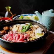 牛ミニステーキ、すき焼きと、三田牛・神戸ビーフを味わい尽くすワンランク上の贅沢なコース
※お肉の追加はプラス2700円（税抜）。お昼も利用可。飲み放題は+1700円（税抜）～お気軽にご相談下さい。(要予約)