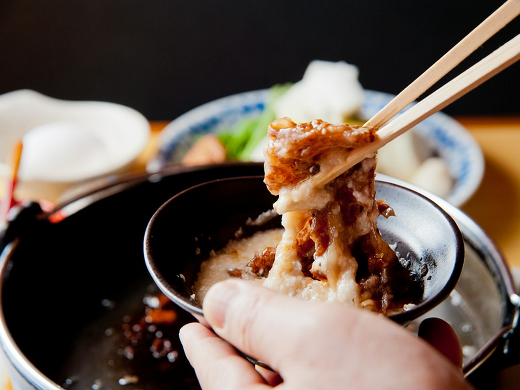 ザラメの優しい甘さと丹波のとろろが肉の旨みを引き立てる