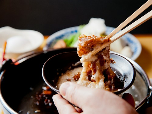 ザラメの優しい甘さと丹波のとろろが肉の旨みを引き立てる