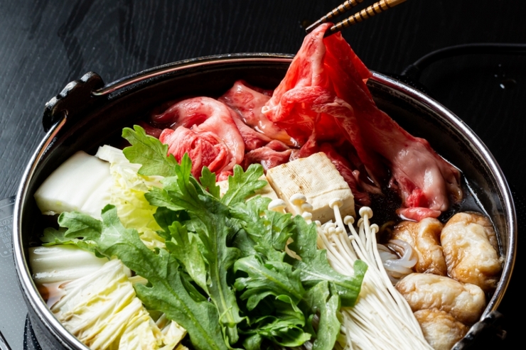 < Sukiyaki > Món sukiyaki bò Kobe và Sanda cao cấp 6.380 yên (đã bao gồm thuế)