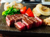 赤身の旨味を存分に堪能できる『特選神戸ビーフ　ロースステーキ』