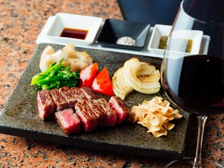 最優秀賞受賞・神戸ビーフ雌牛のロース肉をステーキで提供