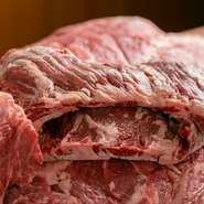 アンガス牛の背中側のハラミ肉！
アウトサイドスカートより脂肪が少なく、柔らかくてより赤身肉に近い味わい。
150ｇ→1200円