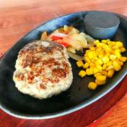 アンガス牛の細挽きミンチのみを使った牛100％のハンバーグです！
150ｇ→900円