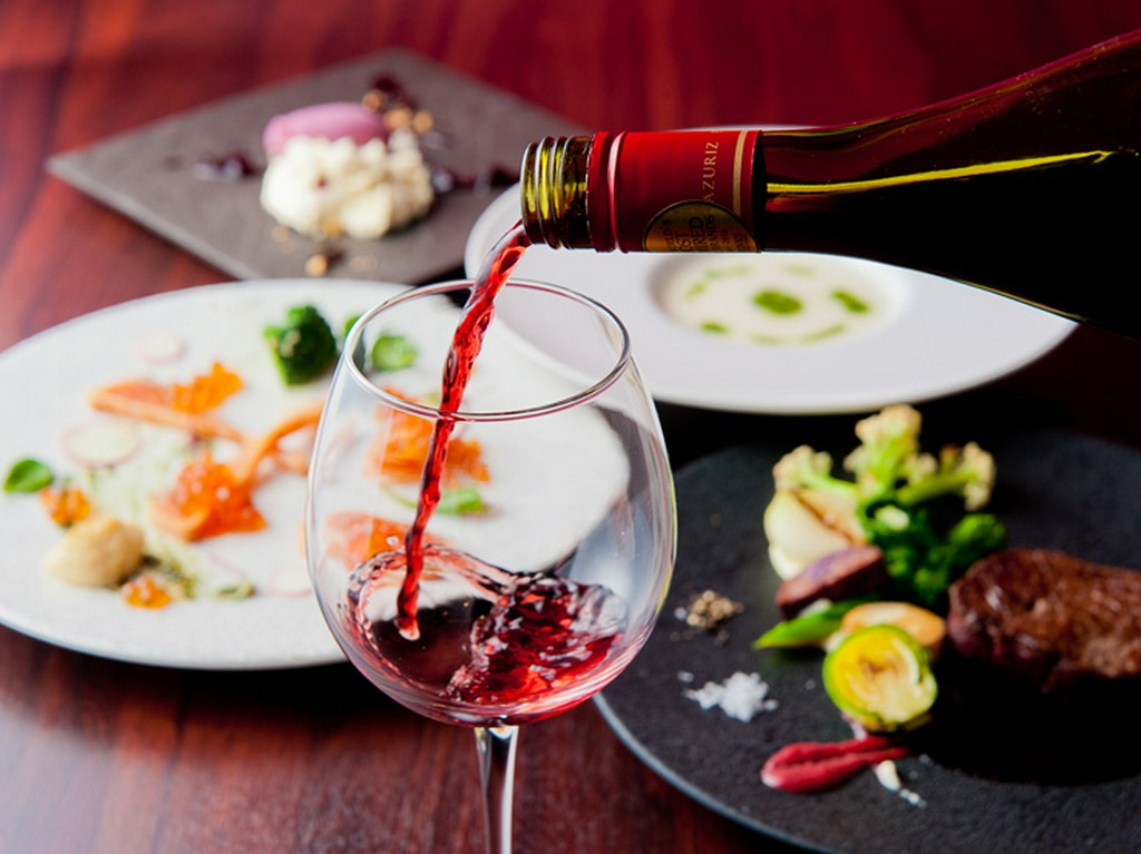 産地や品種などが豊富に揃い好みの味わいに出会えるワイン