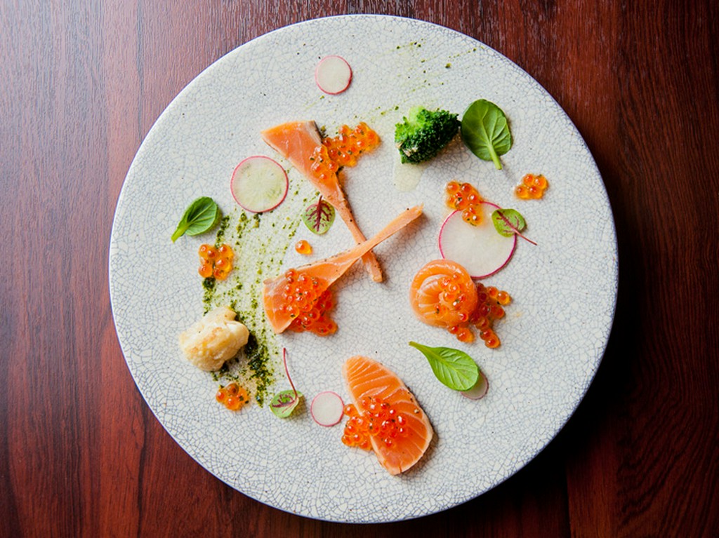 『サーモンの黒胡椒マリネ～シャンパン風味のイクラを添えて～』