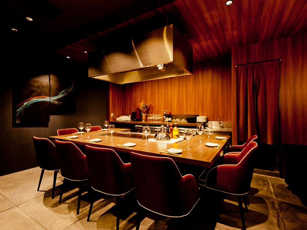 鉄板フレンチという新しい演出を目の前で楽しめます