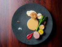 シェフ自らが厳選した「神戸ポーク」は、旨みと甘みを兼ね備えています。柔らかく焼き上げて、ベーコンとフォンドボーを合わせたソースが絶妙です。ヘーゼルナッツとローズマリーがアクセントの味わいも楽しめます。