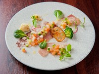 毎朝、市場から届けられるとびきり新鮮な魚介類をシェフ自らさばいてカルパッチョに仕上げています。野菜とも合うようにドレッシング仕立てのソースを手作りし、見た目にも美しくていねいにつくられています。