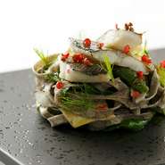 イタリア北部から南部まで、本場の郷土料理を現地で修得したシェフが、至福の味わいをご提供。日本の吟味した旬食材が醸す滋味、シェフの繊細な調理から生まれる優しさがあいまったおいしさを堪能できます。