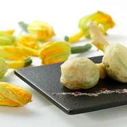 地味豊かな岩槻区で育つ評判のヨーロッパ野菜、地元の銘柄豚など、地物食材を選りすぐり。海の幸の宝庫・函館から直送される魚介は、鮮度・旨みともに絶品です。小麦粉から厳選した、自家製生パスタも登場します。