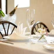 季節の料理に合うワインを厳選。ボトルは3000円台のデイリータイプから、しっかり＆高級系まであり、グラスワインも常時10種ほどご用意。お好みの味や料理に合う銘柄など、ソムリエに気軽にご相談ください。