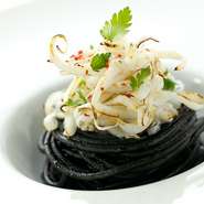 函館直送の旬のイカをパスタソースと具の両方にたっぷり使った贅沢なパスタ。上にのせた炙りイカは、香ばしさと食感が極上! ナポリ近郊のグラニャーノ産スパゲッティのモチモチの食感とおいしさも格別です。