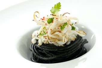 イカの旨みが絶品『イカ墨のスパゲッティ 旬のイカの炙り添え』