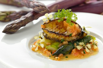 鯛の出汁のソースも美味『蝦夷鮑のロースト 季節の野菜添え』