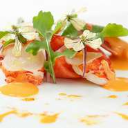 サルデーニャ島の郷土料理を、伊勢エビを使って再構築。ほどよく茹でたエビと季節の野菜を合わせてサラダに。エビの卵とミソ、ビネグレットソースを合わせたドレッシングが、食材の旨さをいっそう引き立てます。