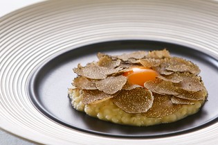 イタリア産トリュフのオルツォット　卵黄のポーチドエッグ添え