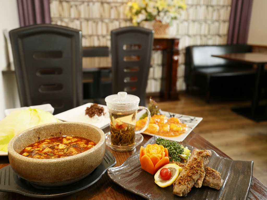 カフェのような落ち着いた空間で楽しむ本格中華料理