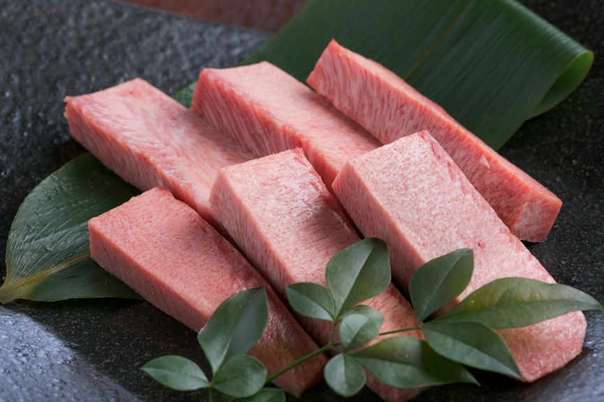 黒毛和牛タンの希少な根元部分による『熟成特選厚切りタン』