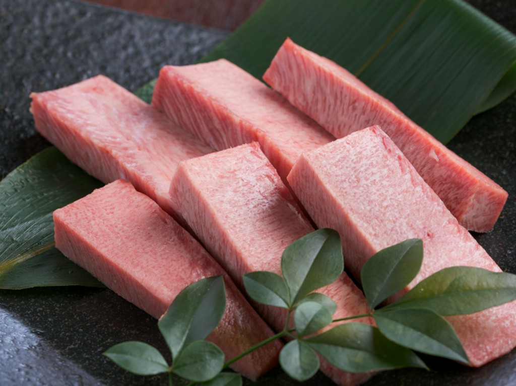 黒毛和牛タンの希少な根元部分による『熟成特選厚切りタン』