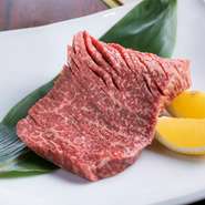 きめが細かい赤身肉。牛のもも肉の一部で、特にそのやわらかさは絶品。肉の旨みが堪能できる希少部位です。