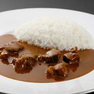 代々受け継がれたつくり方で、手間暇かけたビーフカレーはまさに絶品。濃厚ながら、上質な品格を感じる美味しさが口いっぱいに広がります。焼き、煮込み、寝かしなど、じっくりと丁寧につくられた贅沢な一皿。