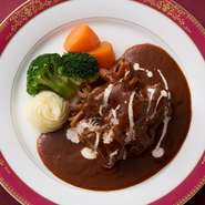 半世紀の時と共に受け継がれる開業メニューの代表的な一皿。
ホテルオープンからのレシピを継承、口の中でとろけるほどまでじっくりと手間をかけて煮込んだビーフシチューはシェフ自慢の逸品です。