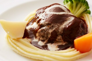 手間暇かけてつくる自慢の絶品料理は『牛肉の赤ワイン煮込み』