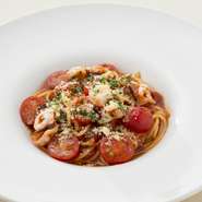 国産野菜を使い、その中でもできるだけ地元の野菜をふんだんに取り入れて調理をします。九州の太陽をたっぷり浴びた野菜は、新鮮でみずみずしい美味しさです。料理の数々に使った野菜を、ぜひ堪能してください。