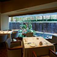 ガラス張りで開放感溢れる店内からは、丁寧に手入れされた美しい庭や滝が眺められます。ゆったりと寛ぎながら贅沢フレンチに満たされる至福の時間を、存分に堪能。女子同士で愉しい会話にも花が咲きそうです。