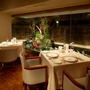 滝をゆったりと眺められる開放的な店内は、落ち着いたベーシックなインテリアで、洗練された大人の雰囲気。居心地もよく、ゆったりと寛げるので、料理長自慢の贅を尽くした料理の数々をじっくり堪能できます。