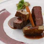 四季折々の上質な食材を厳選して取り寄せ、丁寧につくります。旬の食材を贅沢に使い、趣向を凝らした料理が登場するフェアコースは、月ごとに内容が入れ替わる人気のコース。旬の味を極上フレンチで召し上がれ。