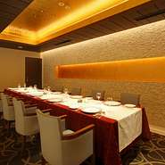 ゆったりと落ち着ける個室なら、周りを気にせず思い思いの時間が過ごせます。大事なお客様との接待や、ご家族や親族だけの特別な会食などにもピッタリ。個室を利用する場合は、スタッフさんに早めにご相談ください。