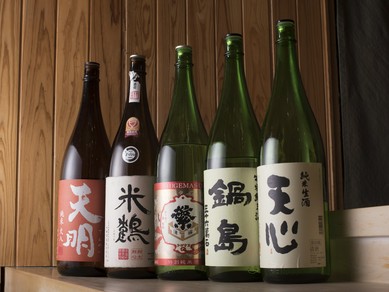 利き酒師の資格を持つ店主が厳選した全国の日本酒がずらり