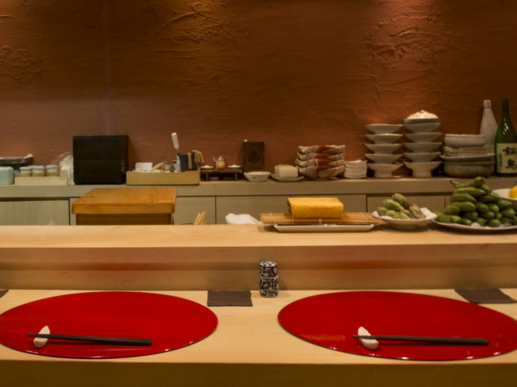 旨い酒と肴、旬の料理。大人のデートを和のカウンターで