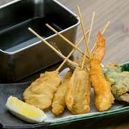 種類豊富な串カツを、その日のおまかせで盛合せにします。手頃な値段でお腹も膨れるので、人気のメニュー。あつあつのカツをソースにどぼんとつけて食べてみて下さい。 