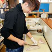 オープンキッチンのため、いつもお客様の様子を見ながら料理をつくります。また、手が空いたときには配膳を行うことも。お客様との距離が近いため直接会話することあり、それも楽しみのひとつです。