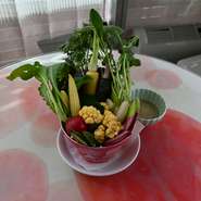 ニンニク、アンチョビ、オリーブオイルをベースにした濃厚なソースに、さまざまな野菜をつけて食べる一品料理