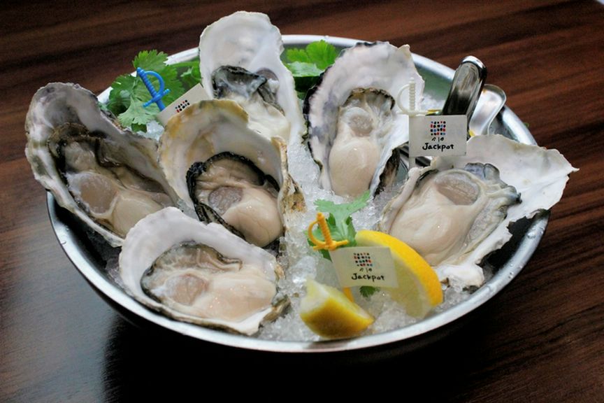 HAPPY　HOUR！生牡蠣2個とドリンクのセットで1280円(税込)！！