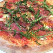 窯で焼き上げる熱々ナポリピッツァ