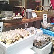 牡蠣食べ放題
焼き過ぎにご注意！　気分は店内バーベキュー！　雨が降ってもだいじょうぶ！
牡蠣が山盛り入った箱から好きなだけお取りいただいて焼いていただくセルフスタイルになっています。