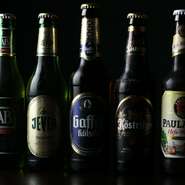 季節によって変わる樽生ビール6種類をはじめ、ケルシュやピルスナーなど様々な瓶ビールが10種類以上と豊富に揃っています。日本では中々お目にかかれない、珍しいビールにも出会え、ビール好きには嬉しい限りです。