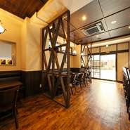 ダークブラウンを基調とした開放感のある店内は、15名以上で貸切OK。最大30名までの宴会に利用でき、歓送迎会や友人との集まりなどで周りに気兼ねなく思いっきり盛り上がれます。