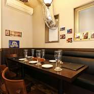 活気に満ちながらくつろげる雰囲気は、普段使いのカジュアルデートにもぴったり。様々なビールを飲み比べすれば、自然と会話も盛り上がります。ドイツ各地のワインも充実。